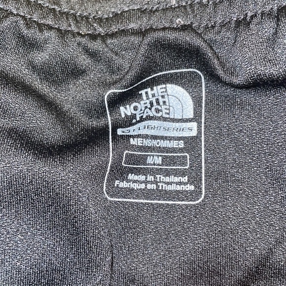 The north face shorts with back pocket - Picture 2 of 4